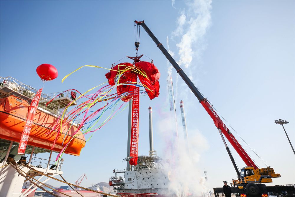 渤船重工建造的華科1號(hào)、2號(hào)自升助航式作業(yè)平臺(tái)命名交工
