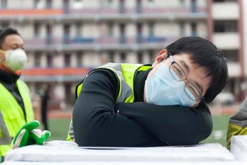 志愿者賈威：“累了，趴下歇會兒”