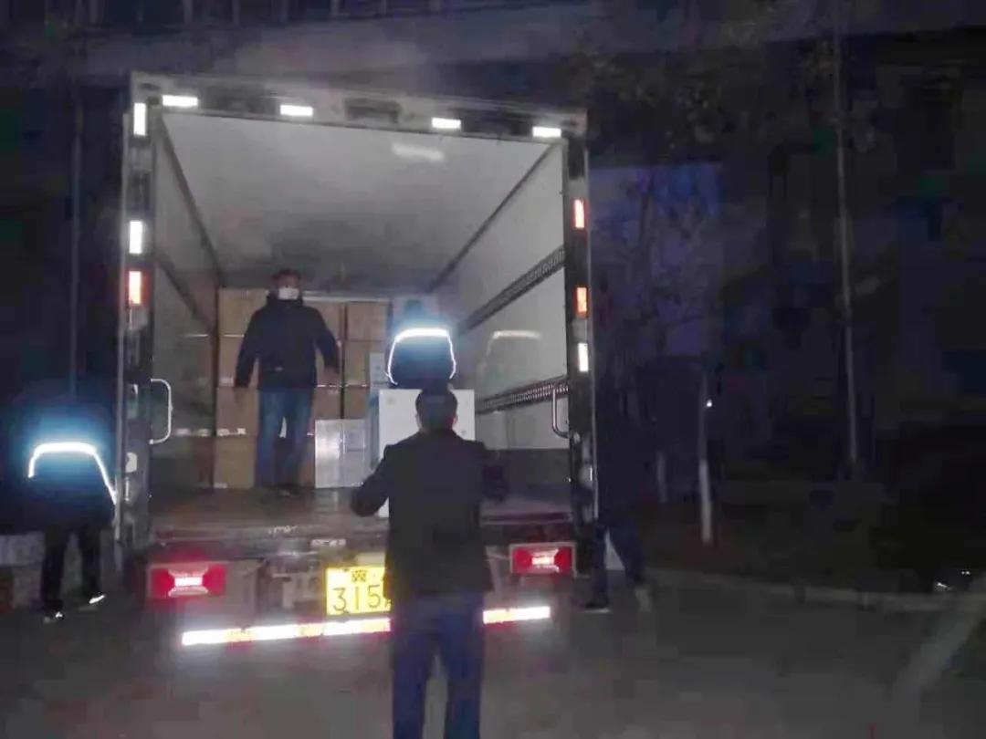 這樣深夜連續(xù)作業(yè)，已堅持了多日